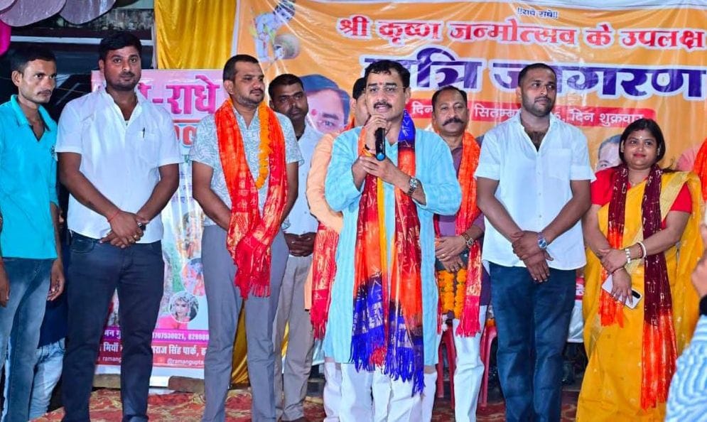 फोटो-19- पिहानी कोतवाली परिसर में कीर्तन प्रस्तुत करतीं कलाकार आरजू। संवाद फोटो-19- पिहानी कोतवाली परिसर में कीर्तन प्रस्तुत करतीं कलाकार आरजू। संवाद