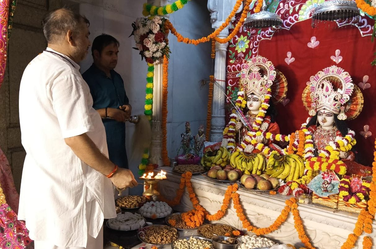 फोटो-19- पिहानी कोतवाली परिसर में कीर्तन प्रस्तुत करतीं कलाकार आरजू। संवाद फोटो-19- पिहानी कोतवाली परिसर में कीर्तन प्रस्तुत करतीं कलाकार आरजू। संवाद