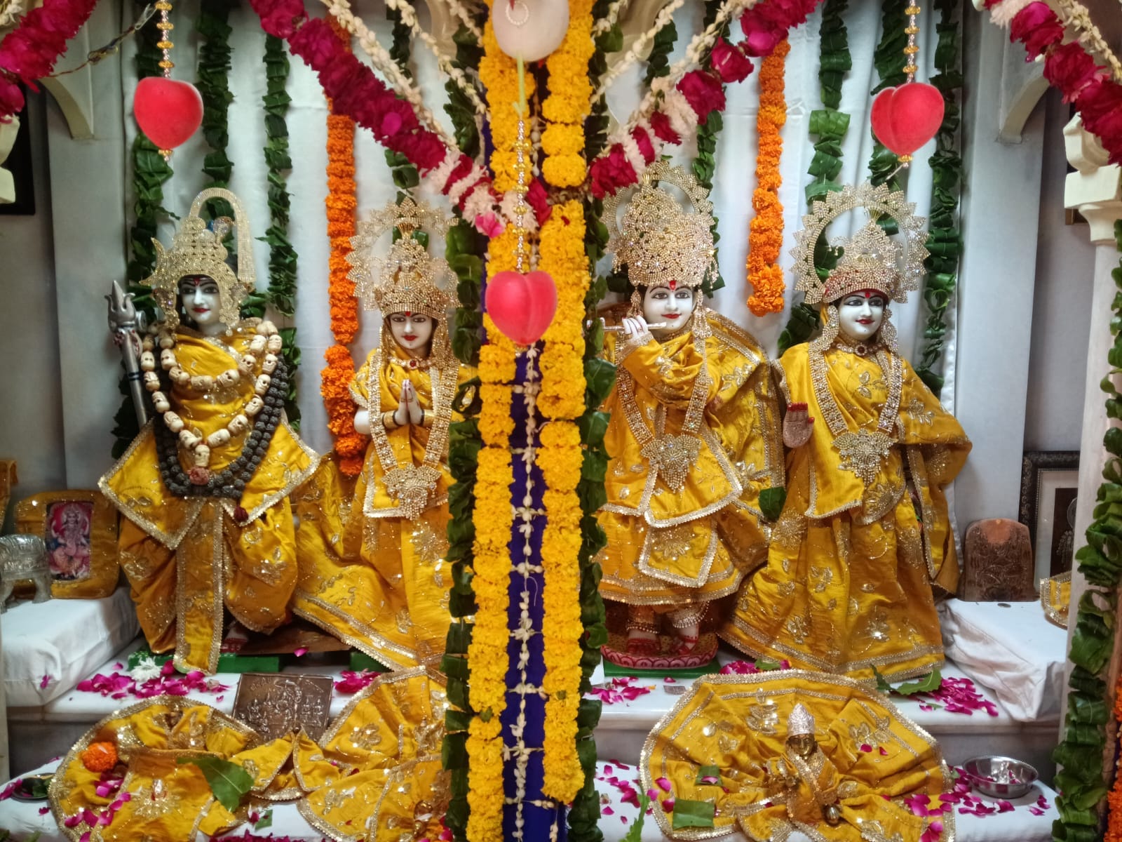 फोटो-19- पिहानी कोतवाली परिसर में कीर्तन प्रस्तुत करतीं कलाकार आरजू। संवाद फोटो-19- पिहानी कोतवाली परिसर में कीर्तन प्रस्तुत करतीं कलाकार आरजू। संवाद