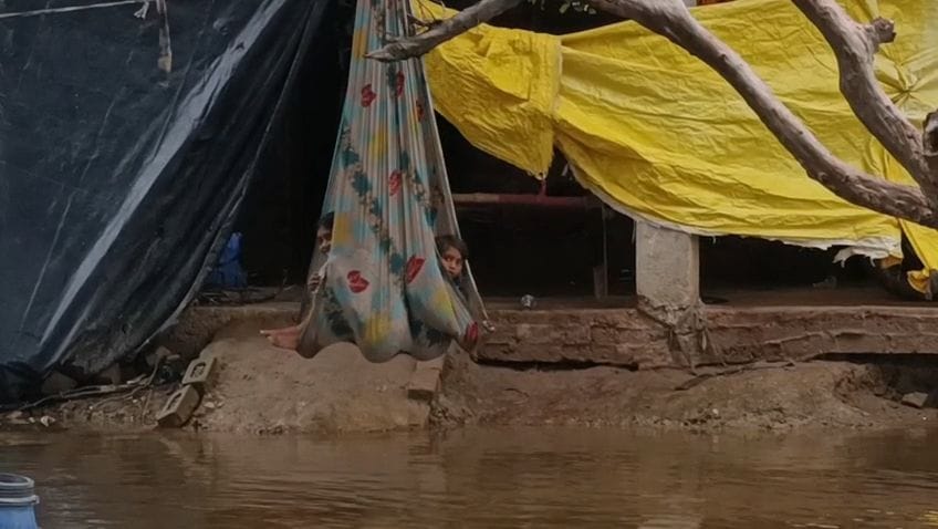 फोटो-24-अढ़ौली गांव में भरे पानी के पास खड़ा युवक। संवाद