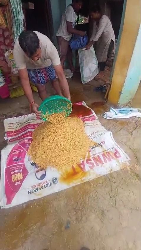 फोटो-24-अढ़ौली गांव में भरे पानी के पास खड़ा युवक। संवाद