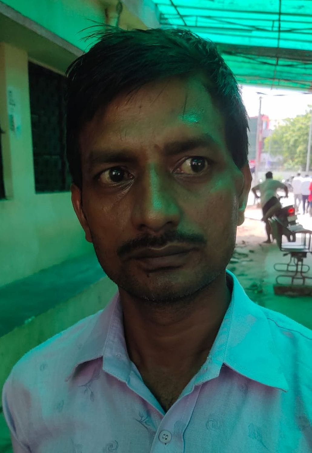 फोटो- 27- पोर्टेबल मशीन की मरम्मत करते अभियंता आशीष। संवाद फोटो- 27- पोर्टेबल मशीन की मरम्मत करते अभियंता आशीष। संवाद