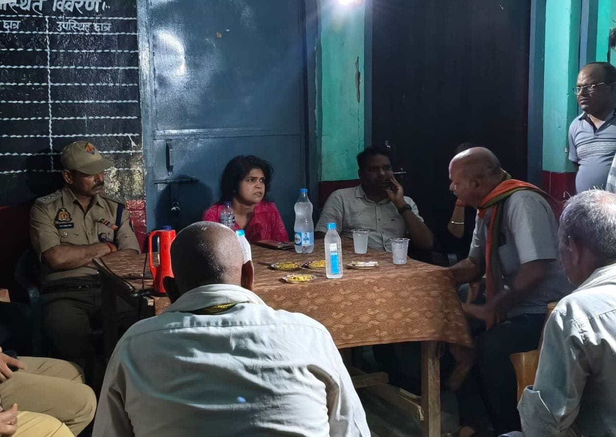 फोटो-32- हरचंदपुर गांव के रास्ते में भरा पानी। संवाद फोटो-32- हरचंदपुर गांव के रास्ते में भरा पानी। संवाद