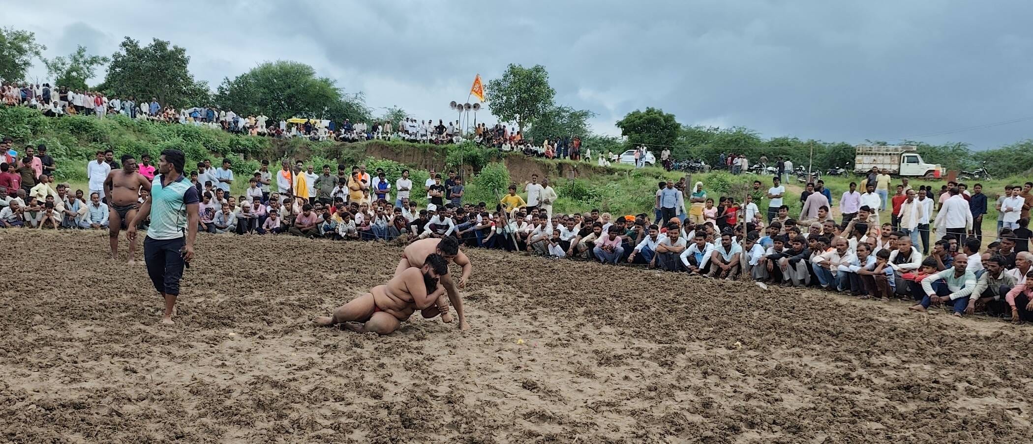 फोटो-32-दंगल एक दूसरे पर दांव पेंच दिखाते पहलवान। संवाद फोटो-32-दंगल एक दूसरे पर दांव पेंच दिखाते पहलवान। संवाद