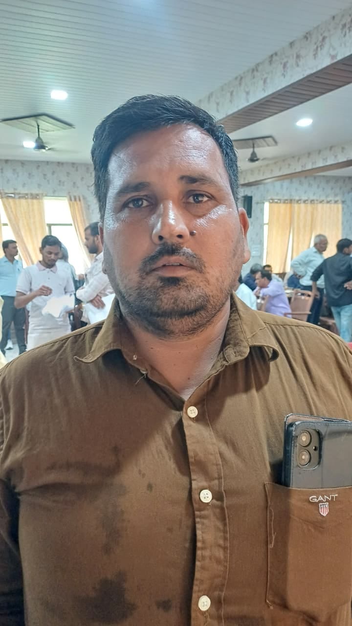 फोटो 34: शिकायतें सुनते डीएम अनुनय झा और एसपी एके मीणा। संवाद फोटो 34: शिकायतें सुनते डीएम अनुनय झा और एसपी एके मीणा। संवाद