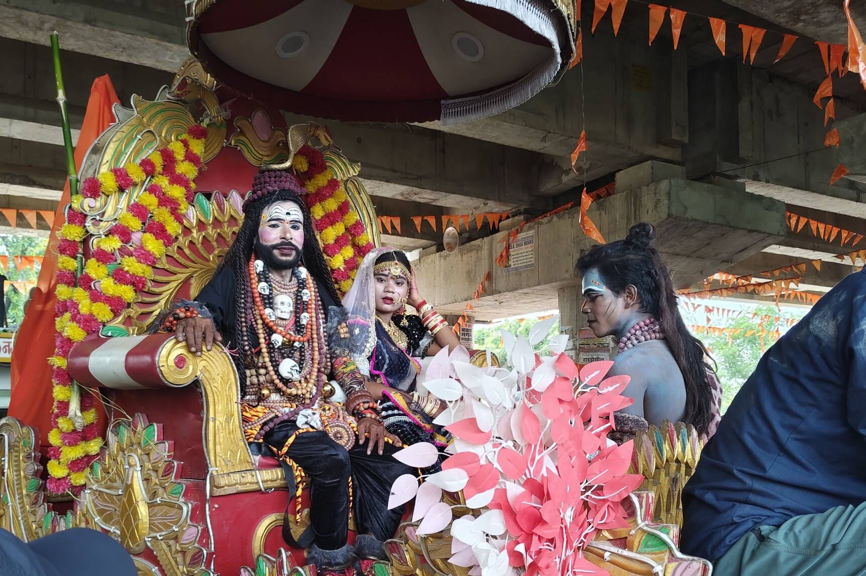 फोटो-42-धर्म ध्वजा यात्रा में निकाली गई झांकी। संवाद फोटो-42-धर्म ध्वजा यात्रा में निकाली गई झांकी। संवाद
