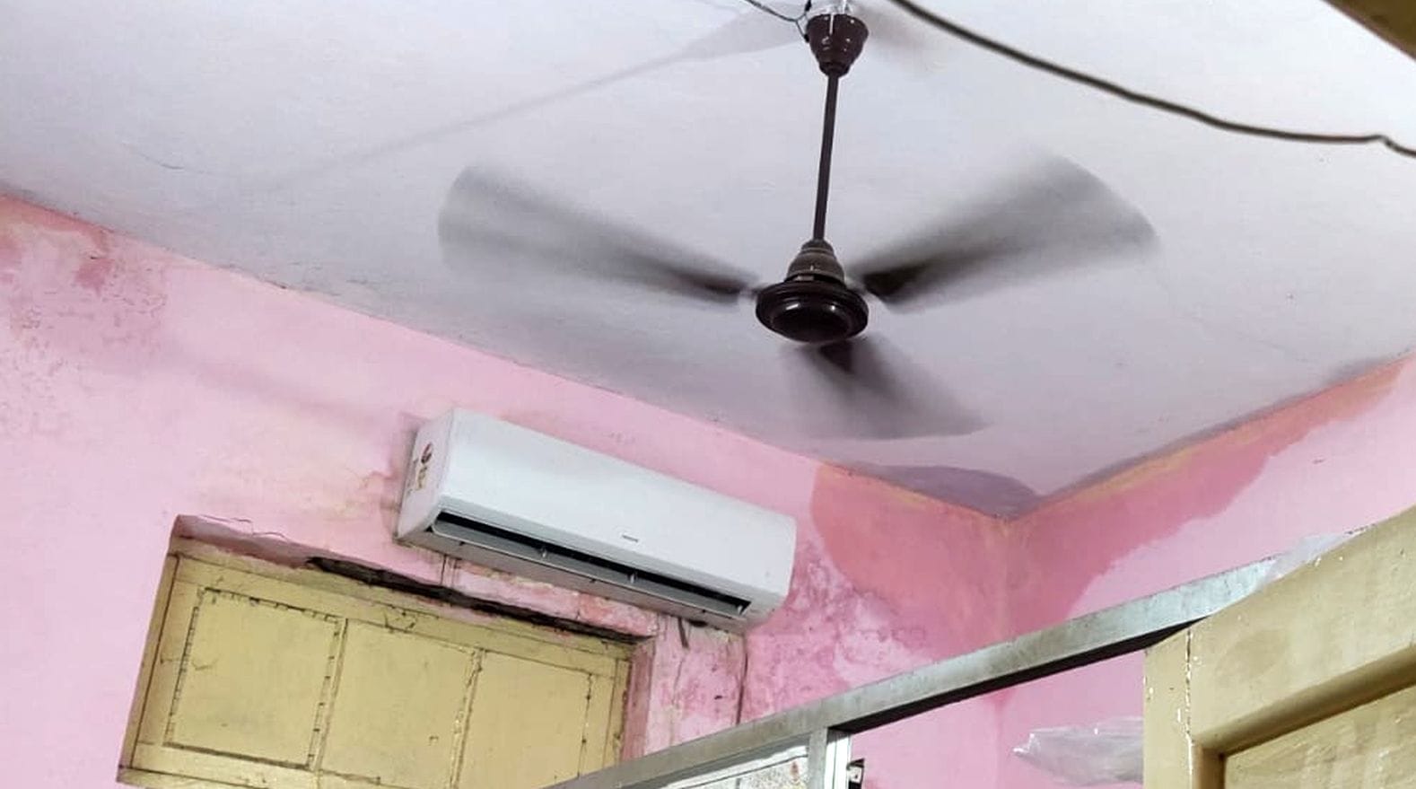 फोटो- 43- जिला क्षय केंद्र की दीवारों से नमी के चलते उखड़ा प्लास्टर व जमी काई। संवाद फोटो- 43- जिला क्षय केंद्र की दीवारों से नमी के चलते उखड़ा प्लास्टर व जमी काई। संवाद