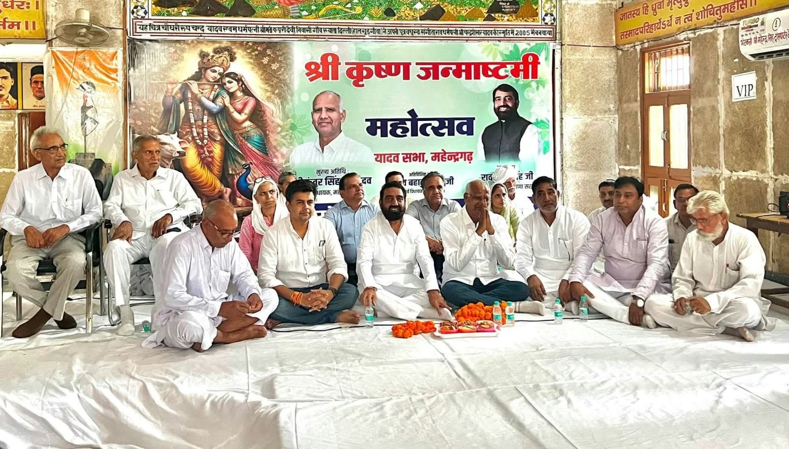 फोटो संख्या:67- जन्माष्टमी पर्व पर यादव धर्मशाला में आयोजित कार्यक्रम में उपस्थित समाज के लोग-