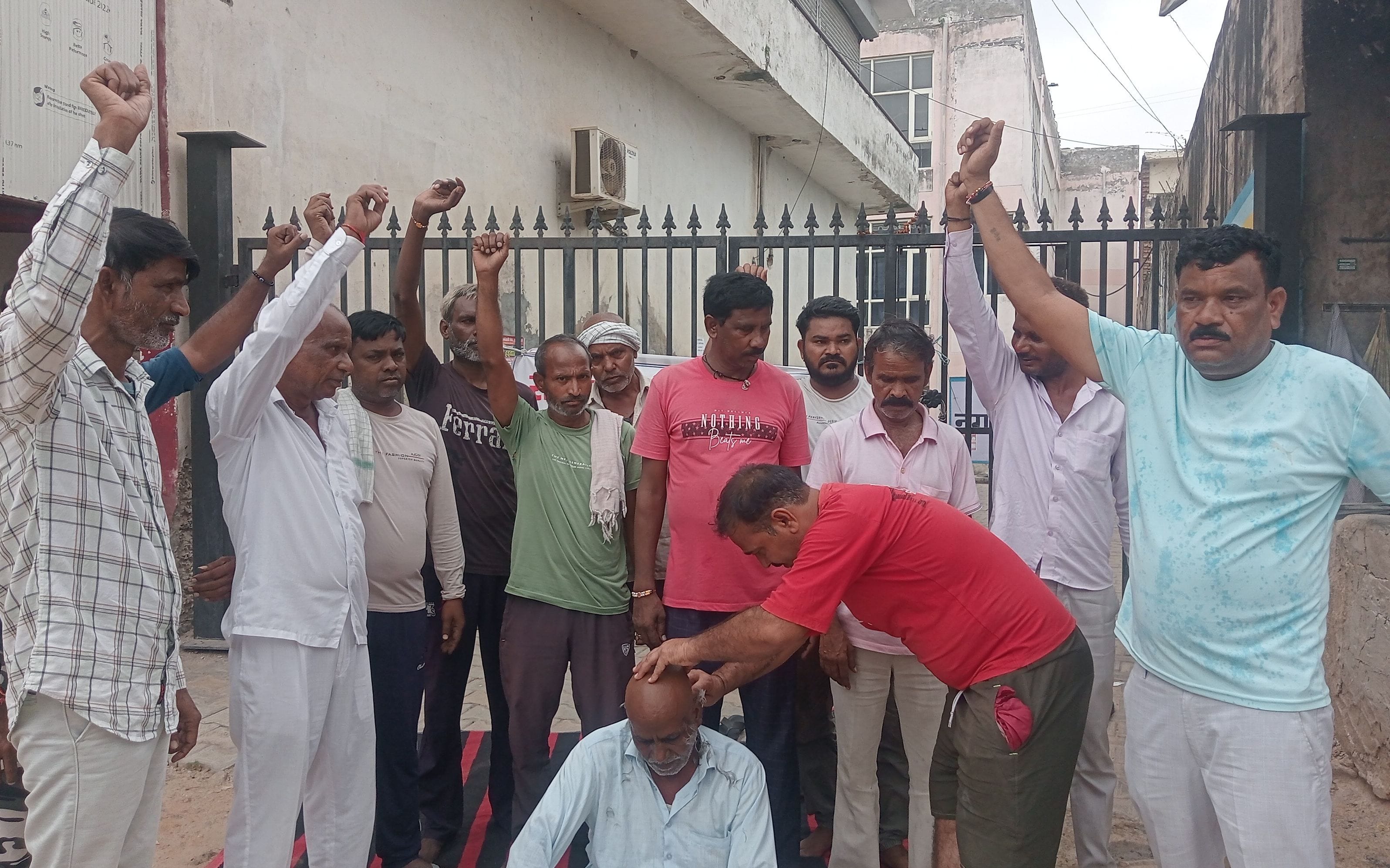 फोटो संख्या:73- नगर पालिका कार्यालय महेंद्रगढ़ में हड़ताल पर बैठे कर्मचारियों को नोटिस देने व क फोटो संख्या:73- नगर पालिका कार्यालय महेंद्रगढ़ में हड़ताल पर बैठे कर्मचारियों को नोटिस देने व क