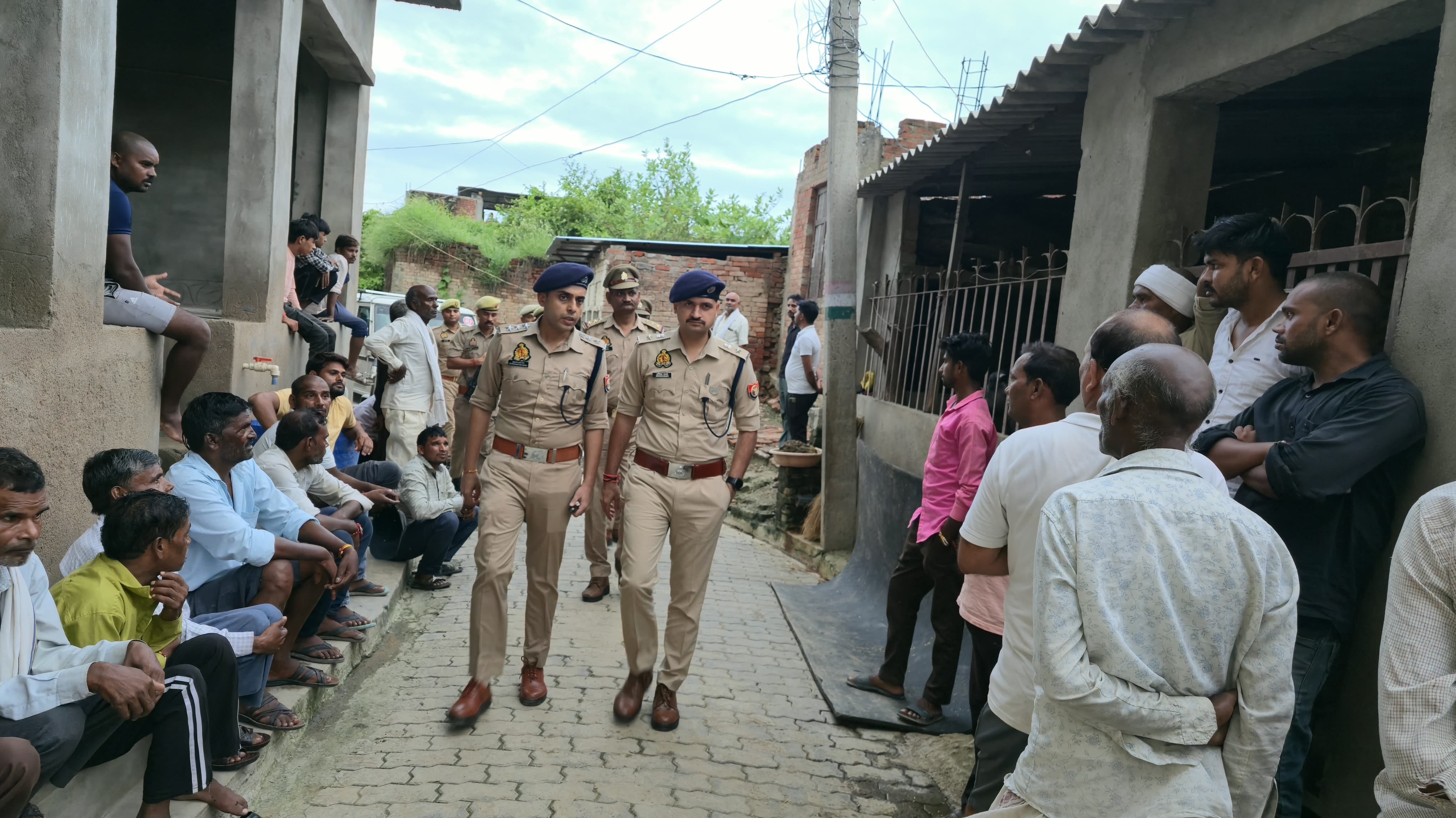 घटनास्थल से बच्चों को बाहर ले जाते इंस्पेक्टर व लगी महिलाओं की भीड़। संवाद