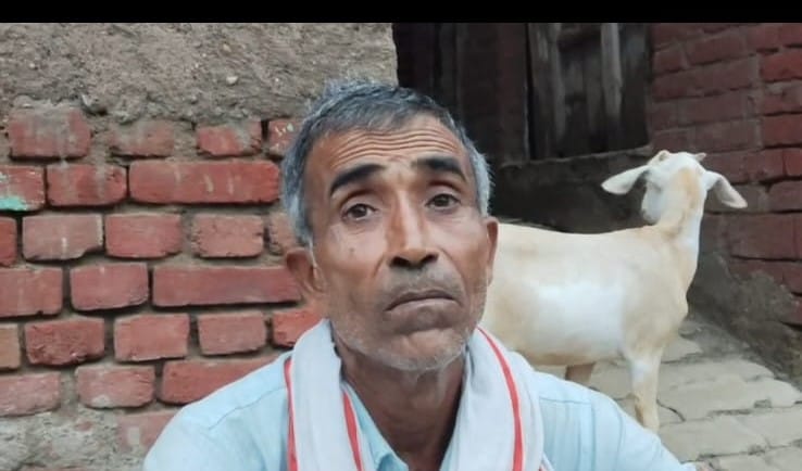 घटनास्थल से बच्चों को बाहर ले जाते इंस्पेक्टर व लगी महिलाओं की भीड़। संवाद