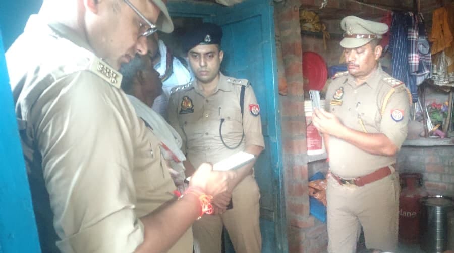 घटनास्थल से बच्चों को बाहर ले जाते इंस्पेक्टर व लगी महिलाओं की भीड़। संवाद