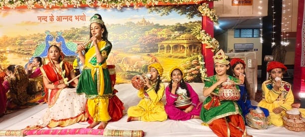 हिसार लोहारिया मंदिर जन्माष्टमी पर धूम रंग बिरंगी लाइटों से सजा मंदिर प्रस्तुति देते बच्चे। संव हिसार लोहारिया मंदिर जन्माष्टमी पर धूम रंग बिरंगी लाइटों से सजा मंदिर प्रस्तुति देते बच्चे। संव