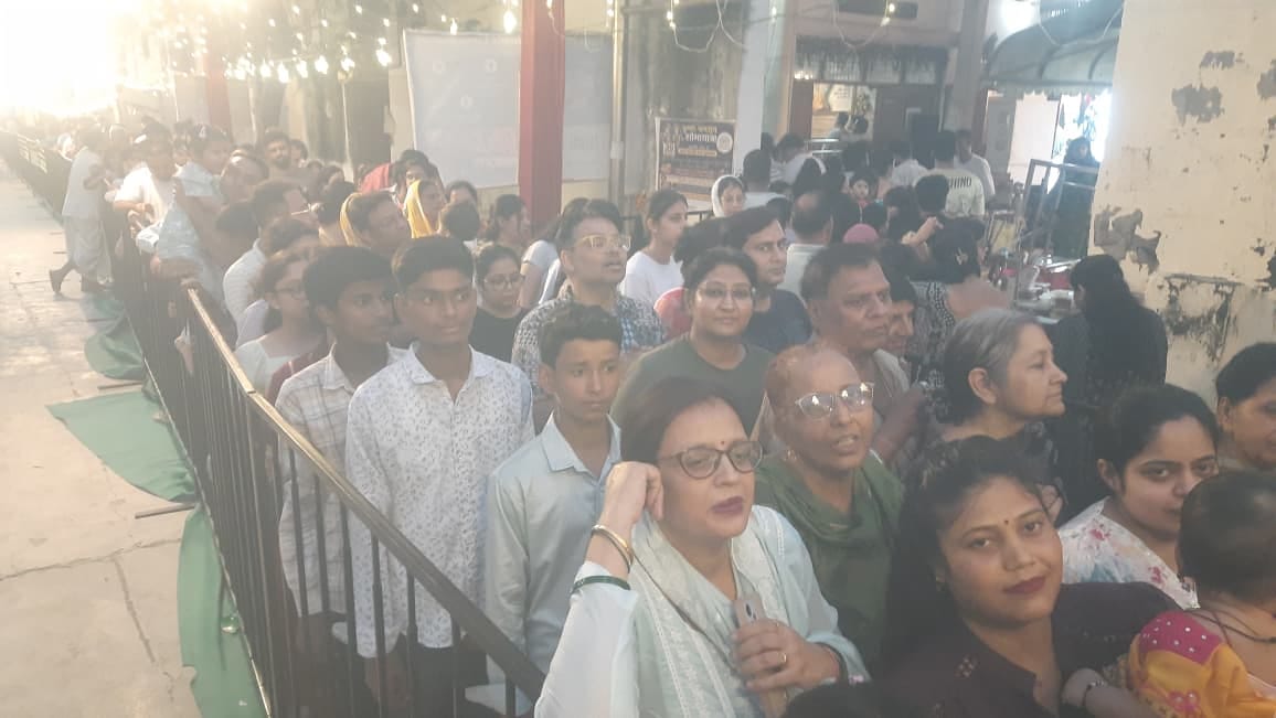इस्कॉन मंदिर में प्रसाद ग्रहण करती महिलाएं। संवाद इस्कॉन मंदिर में प्रसाद ग्रहण करती महिलाएं। संवाद