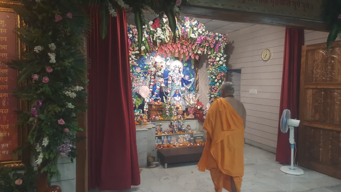 इस्कॉन मंदिर में प्रसाद ग्रहण करती महिलाएं। संवाद इस्कॉन मंदिर में प्रसाद ग्रहण करती महिलाएं। संवाद