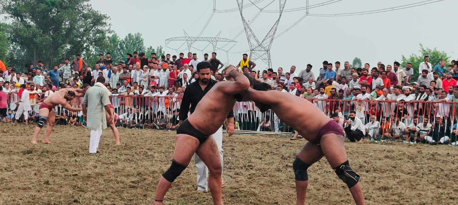इंदौरा के मंड में कुश्ती के अखाड़े में सिकंदर शेख और हरियाणा के ठाकुर के बीच जोरदार मुकाबला। स् इंदौरा के मंड में कुश्ती के अखाड़े में सिकंदर शेख और हरियाणा के ठाकुर के बीच जोरदार मुकाबला। स्