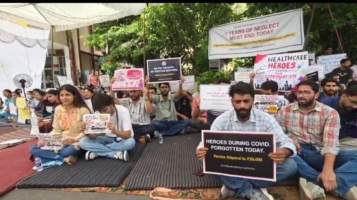 जीएमसी में ओपीडी गेट के सामने धरना देते इंटर्न डॉक्टर्स। सौ.स्वयं जीएमसी में ओपीडी गेट के सामने धरना देते इंटर्न डॉक्टर्स। सौ.स्वयं