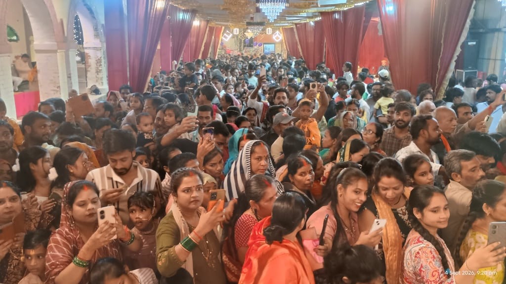 जिला कारागार में कृष्ण जन्माष्टमी पर सजी झांकी की जा रही पूजा। स्रोत- कारागार प्रशासन