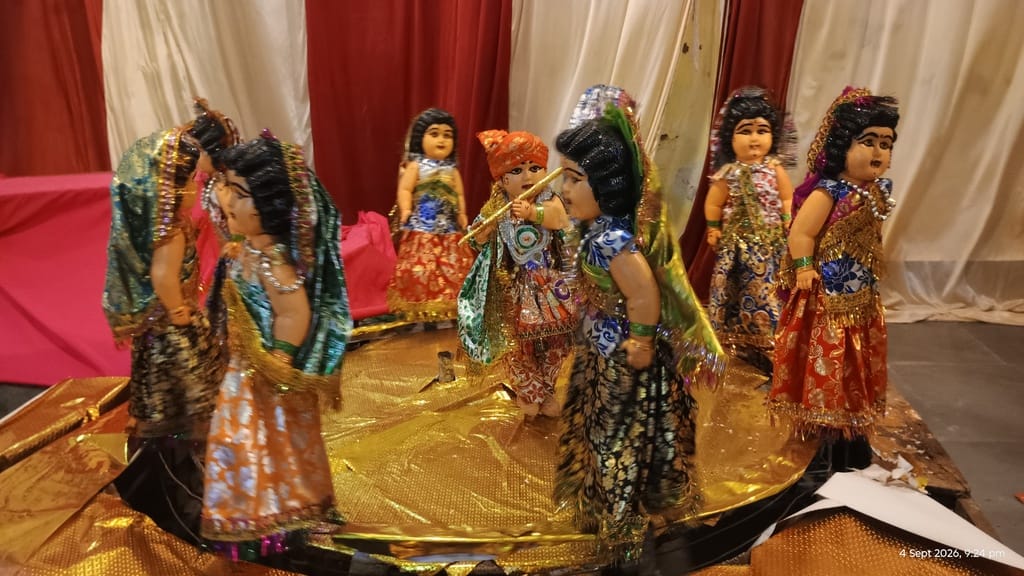 जिला कारागार में कृष्ण जन्माष्टमी पर सजी झांकी की जा रही पूजा। स्रोत- कारागार प्रशासन
