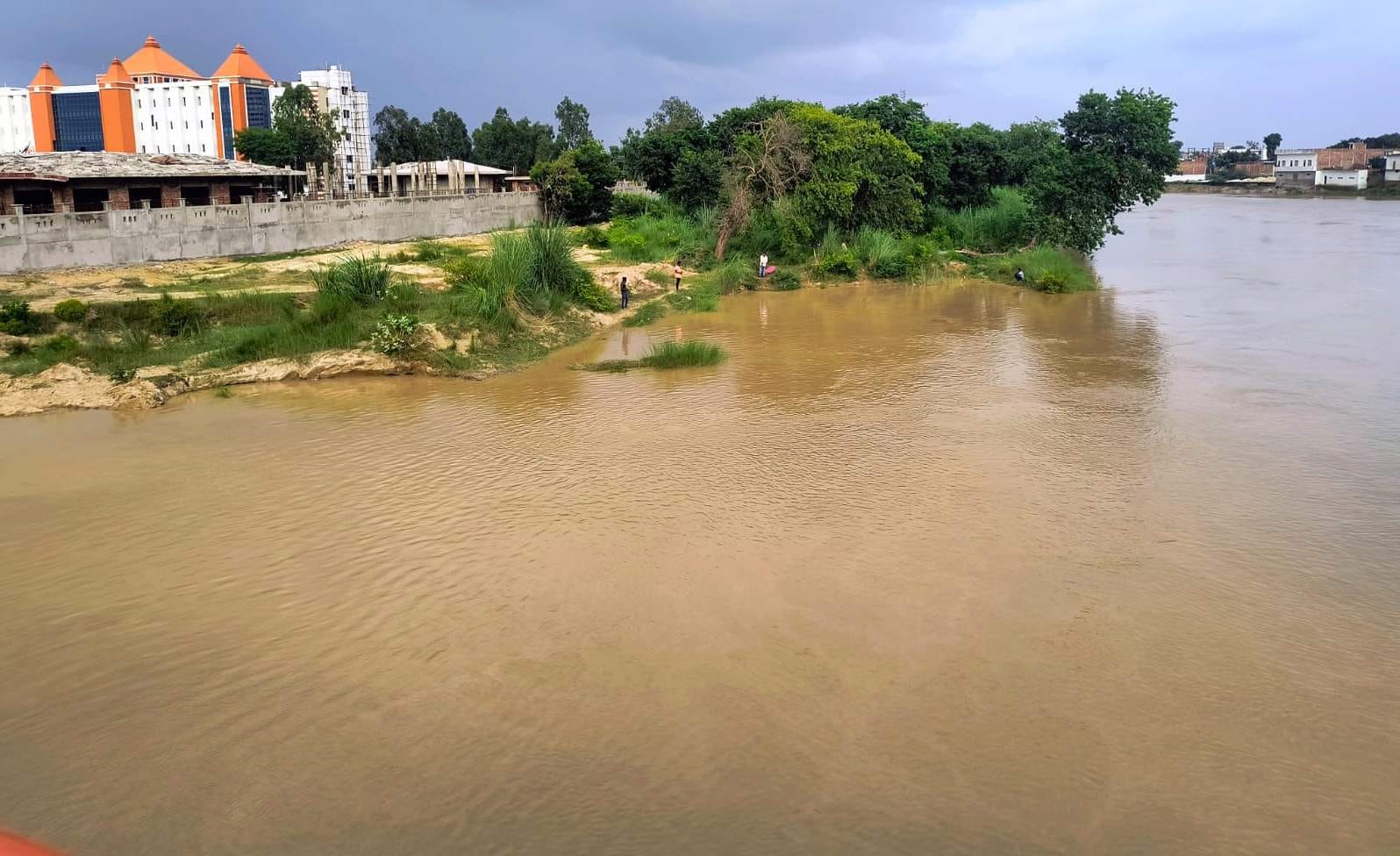 जलालाबाद के कसारी गांव में कटान करती नदी को देखते ग्रामीण। संवाद जलालाबाद के कसारी गांव में कटान करती नदी को देखते ग्रामीण। संवाद