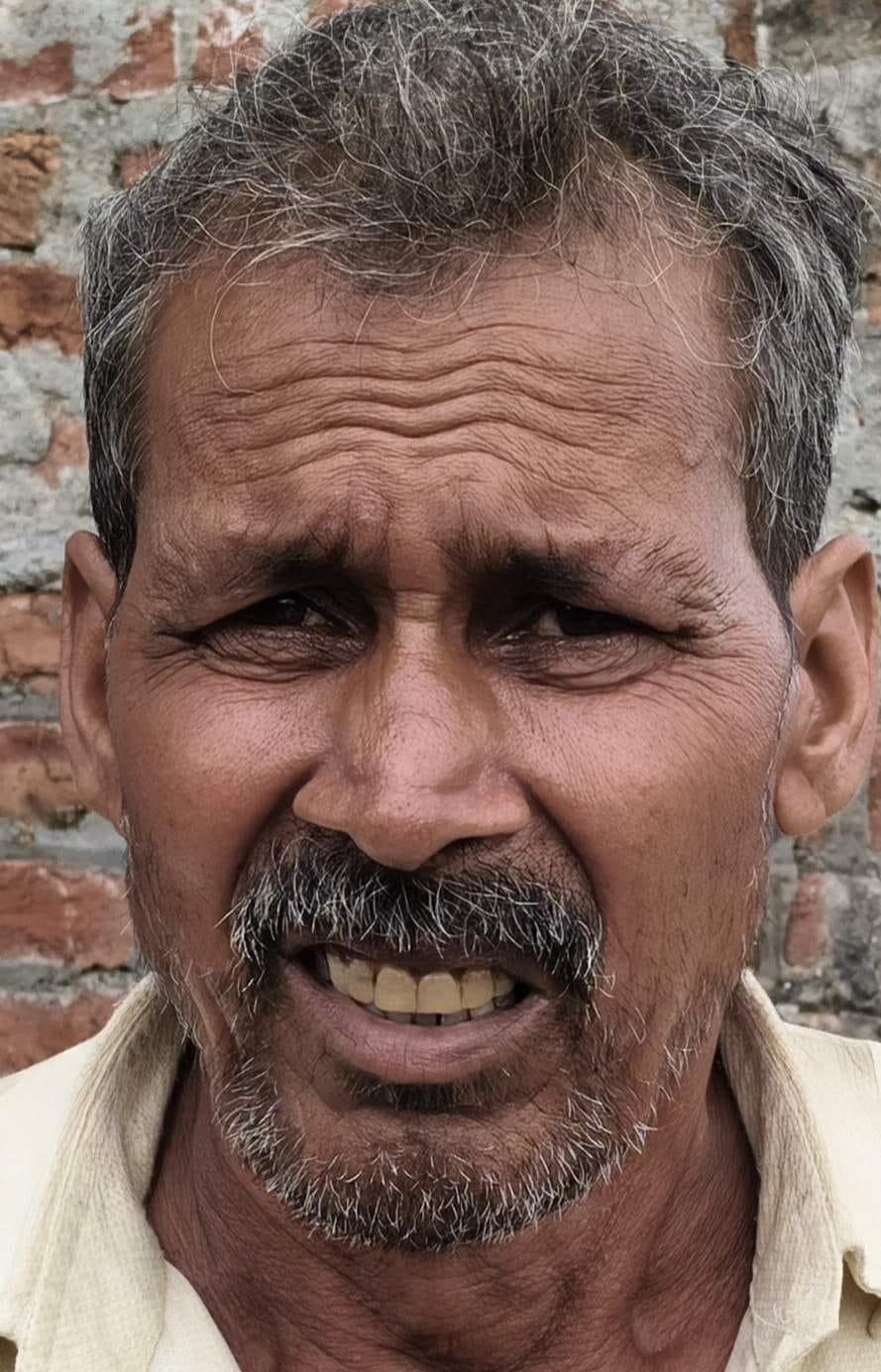 जलालाबाद के कसारी गांव में कटान करती नदी को देखते ग्रामीण। संवाद जलालाबाद के कसारी गांव में कटान करती नदी को देखते ग्रामीण। संवाद