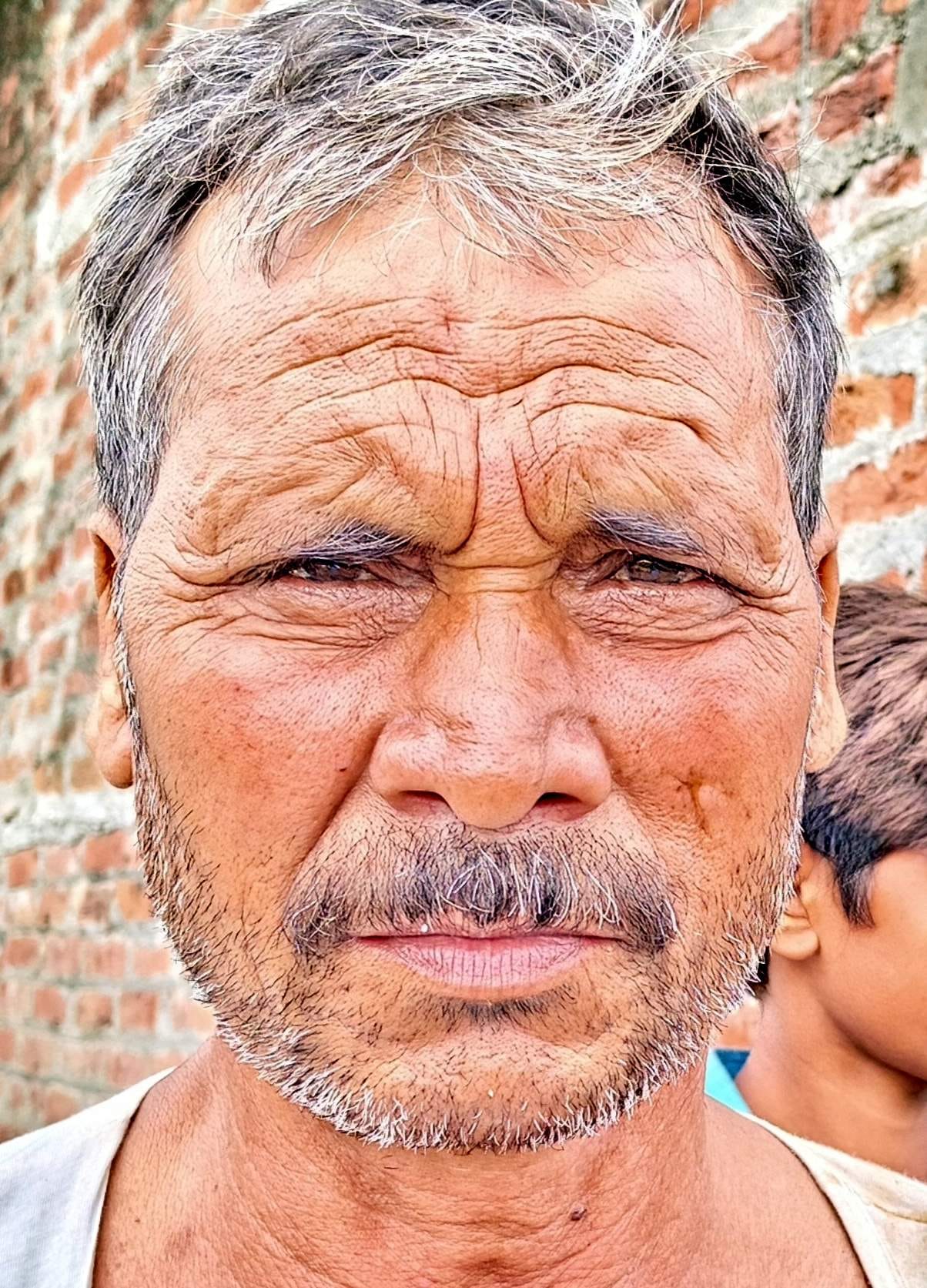 जलालाबाद के कसारी गांव में कटान करती नदी को देखते ग्रामीण। संवाद जलालाबाद के कसारी गांव में कटान करती नदी को देखते ग्रामीण। संवाद
