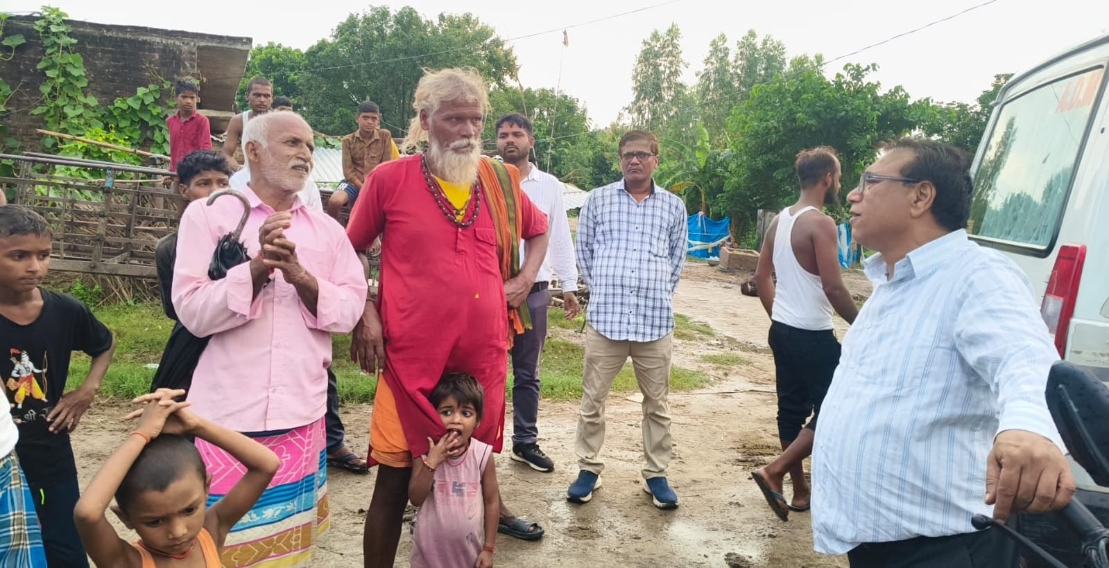 जमालीजोत गांव के पास कटान के बचाव के लिए पेड़ टहनियां काटकर नदी में डालते ग्रामीण । 