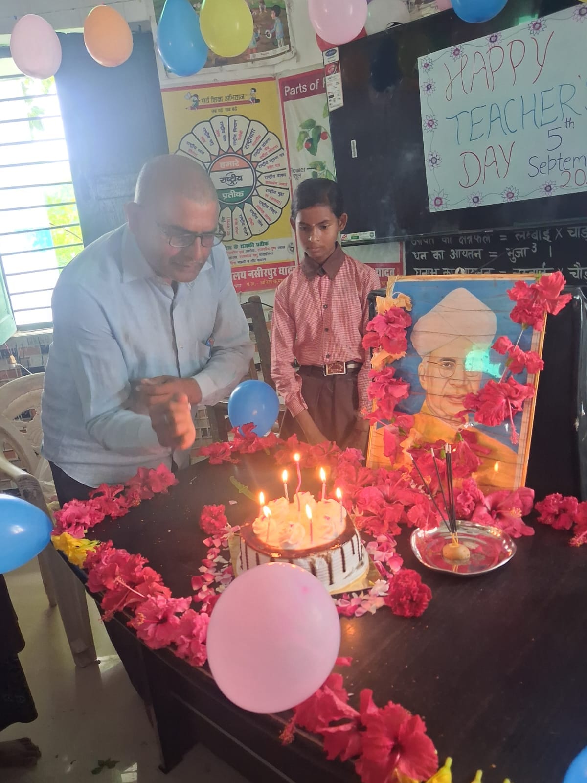 जमुनीपुर क्षेत्र के संत द्वारका पीजी कॉलेज में शिक्षक दिवस के अवसर पर शनिवार को शिक्षक को भेंट जमुनीपुर क्षेत्र के संत द्वारका पीजी कॉलेज में शिक्षक दिवस के अवसर पर शनिवार को शिक्षक को भेंट