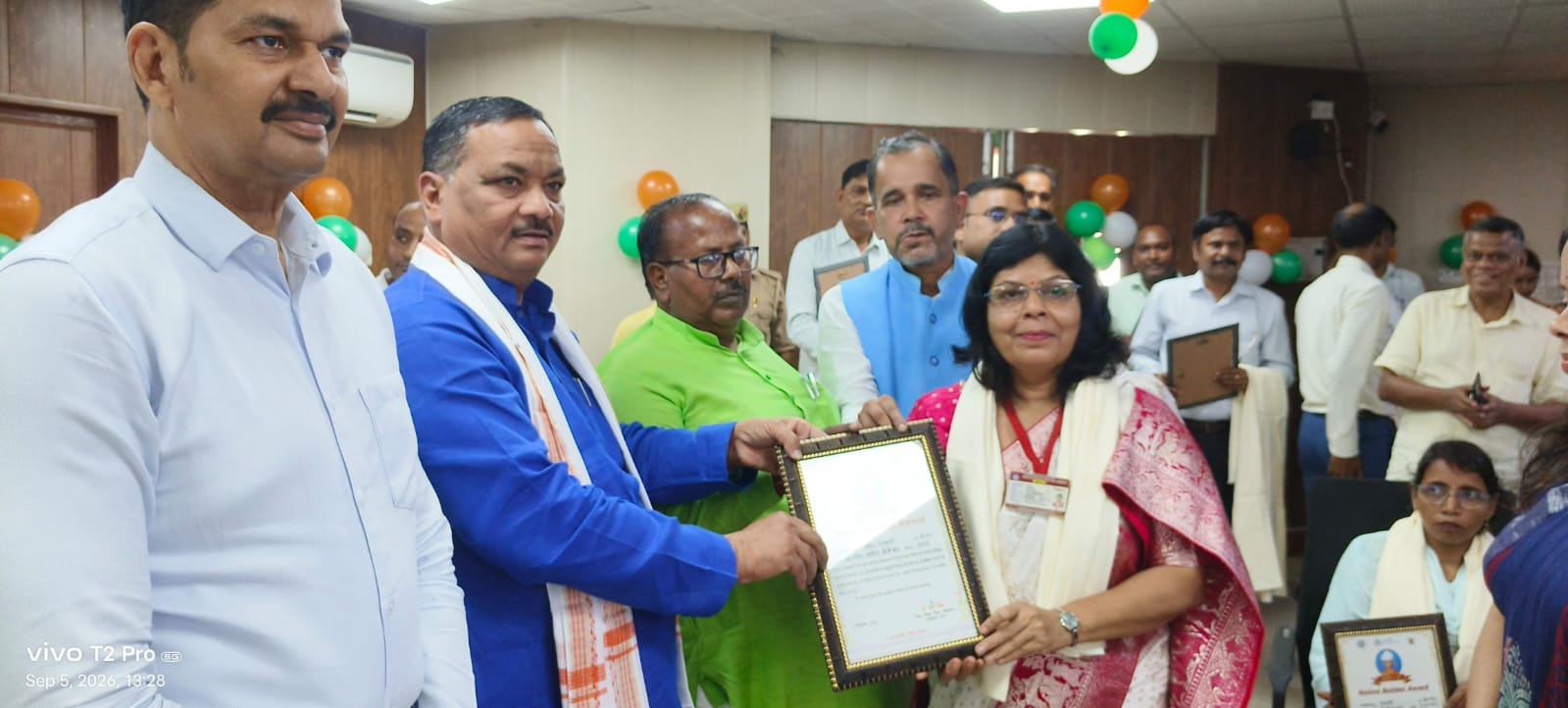 जमुनीपुर क्षेत्र के संत द्वारका पीजी कॉलेज में शिक्षक दिवस के अवसर पर शनिवार को शिक्षक को भेंट जमुनीपुर क्षेत्र के संत द्वारका पीजी कॉलेज में शिक्षक दिवस के अवसर पर शनिवार को शिक्षक को भेंट