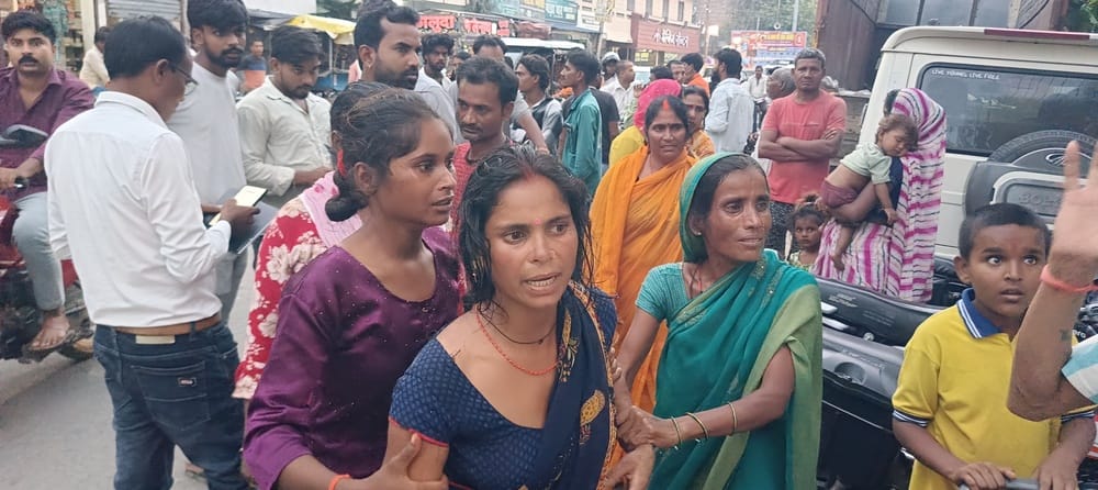 कंटेनर से हुई दुर्घटना में मृतक सुभाष पांडेय की रोती मां मंजू देवी ।संवाद कंटेनर से हुई दुर्घटना में मृतक सुभाष पांडेय की रोती मां मंजू देवी ।संवाद