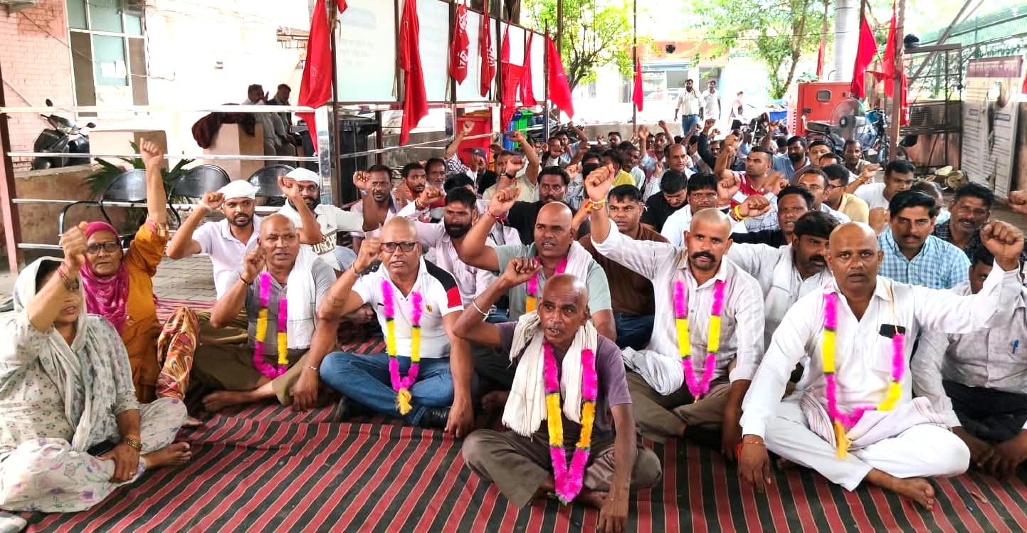 मुंडन करवाने के दौरान नारेबाजी करते दमकल व सफाई कर्मचारी। संवाद मुंडन करवाने के दौरान नारेबाजी करते दमकल व सफाई कर्मचारी। संवाद