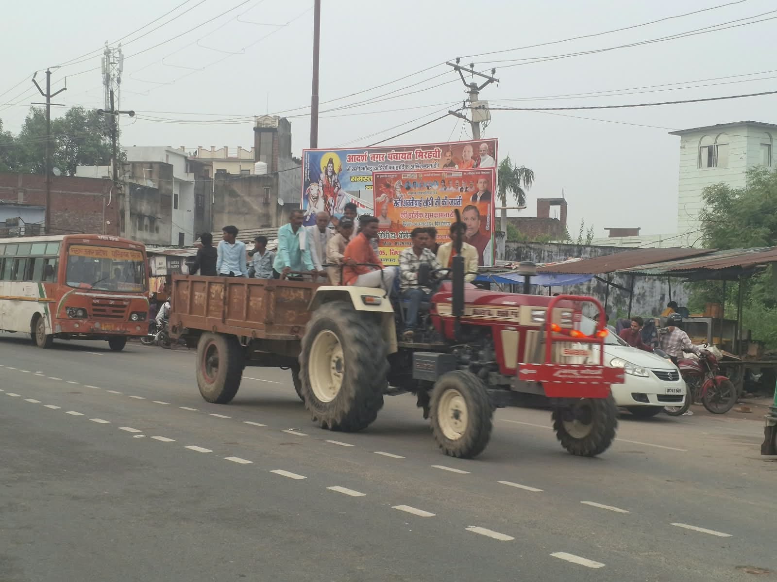 मिरहची में ऑटो में पैर लटकाकर गुहरते लोग। संवाद मिरहची में ऑटो में पैर लटकाकर गुहरते लोग। संवाद