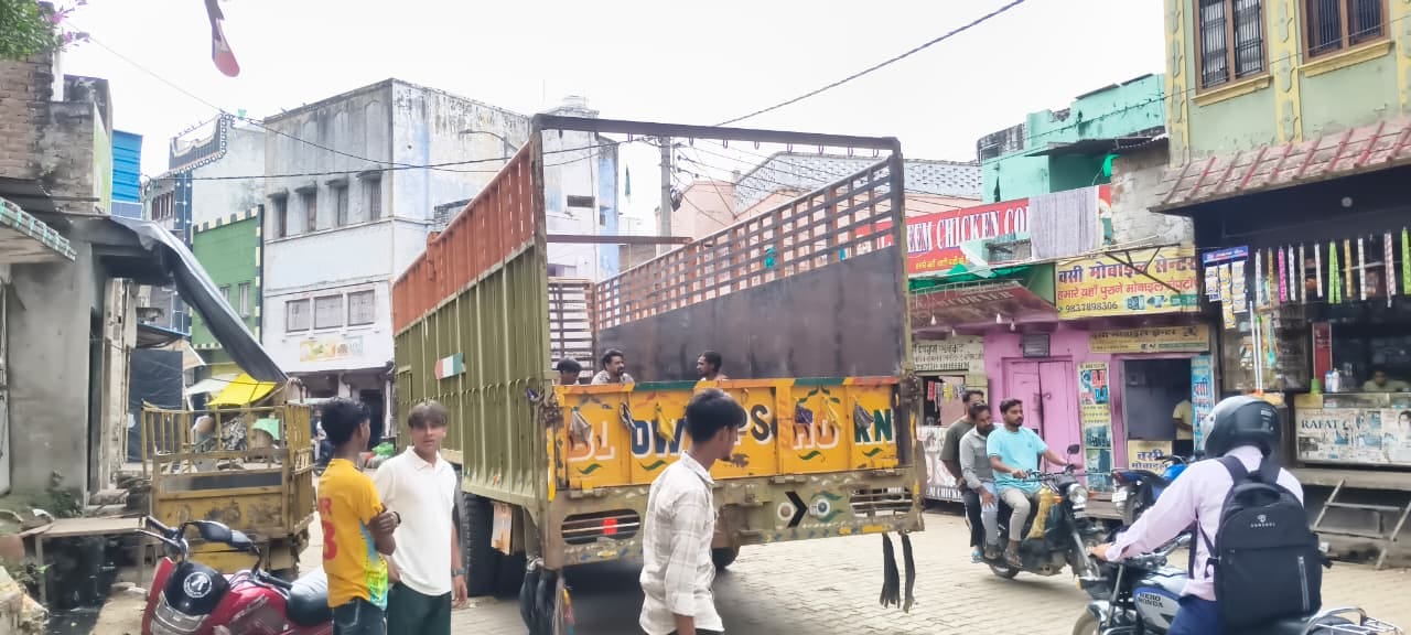 मिरहची में ऑटो में पैर लटकाकर गुहरते लोग। संवाद मिरहची में ऑटो में पैर लटकाकर गुहरते लोग। संवाद