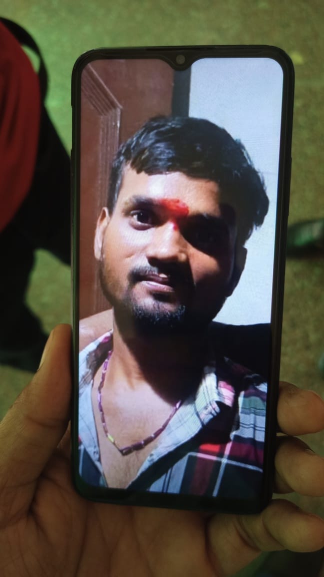 नागरिक अस्पताल में मोर्चरी के बाहर बैठे परिजन। संवाद नागरिक अस्पताल में मोर्चरी के बाहर बैठे परिजन। संवाद