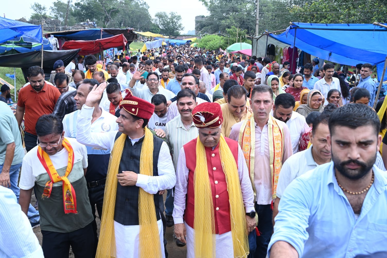 नूरपुर में पूर्व मंत्री राकेश पठानिया को कंधों पर बिठाकर ले जाते हुए समर्थक (जागरूक पाठक)