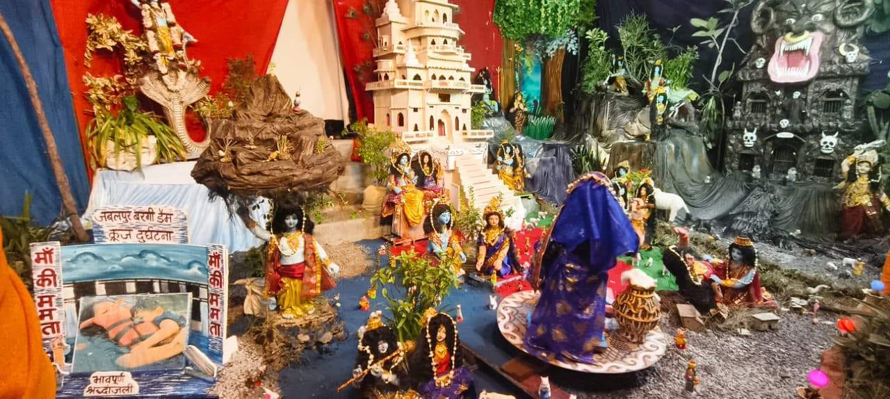 पीडीडीयू नगर के विश्वकर्मा मंदिर परिसर में सजी श्रीकृष्ण जन्माष्टमी की झांकी। संवाद
