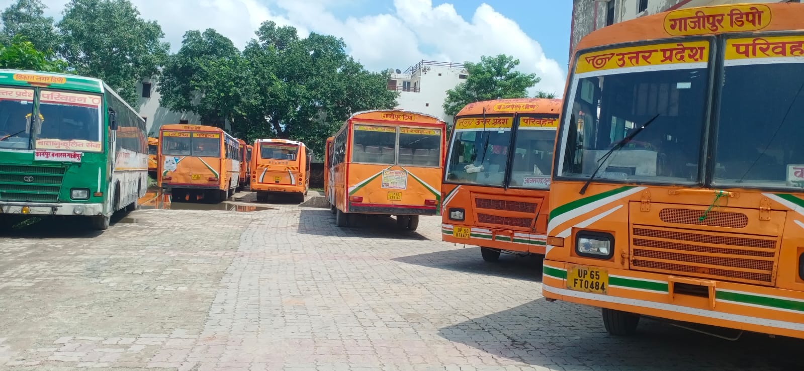 रोडवेज बस से गायब पैनिक बटन। संवाद