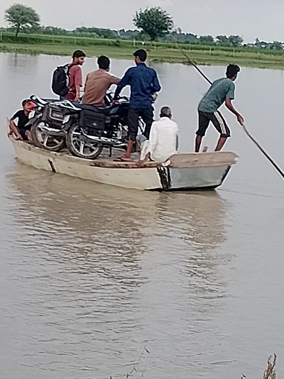 रैपुरा गांव में गंगा से हो रहे कटान को रोकने का प्रयास करते ग्रामीण और बाढ़ खंड के अधिकारी। सं रैपुरा गांव में गंगा से हो रहे कटान को रोकने का प्रयास करते ग्रामीण और बाढ़ खंड के अधिकारी। सं