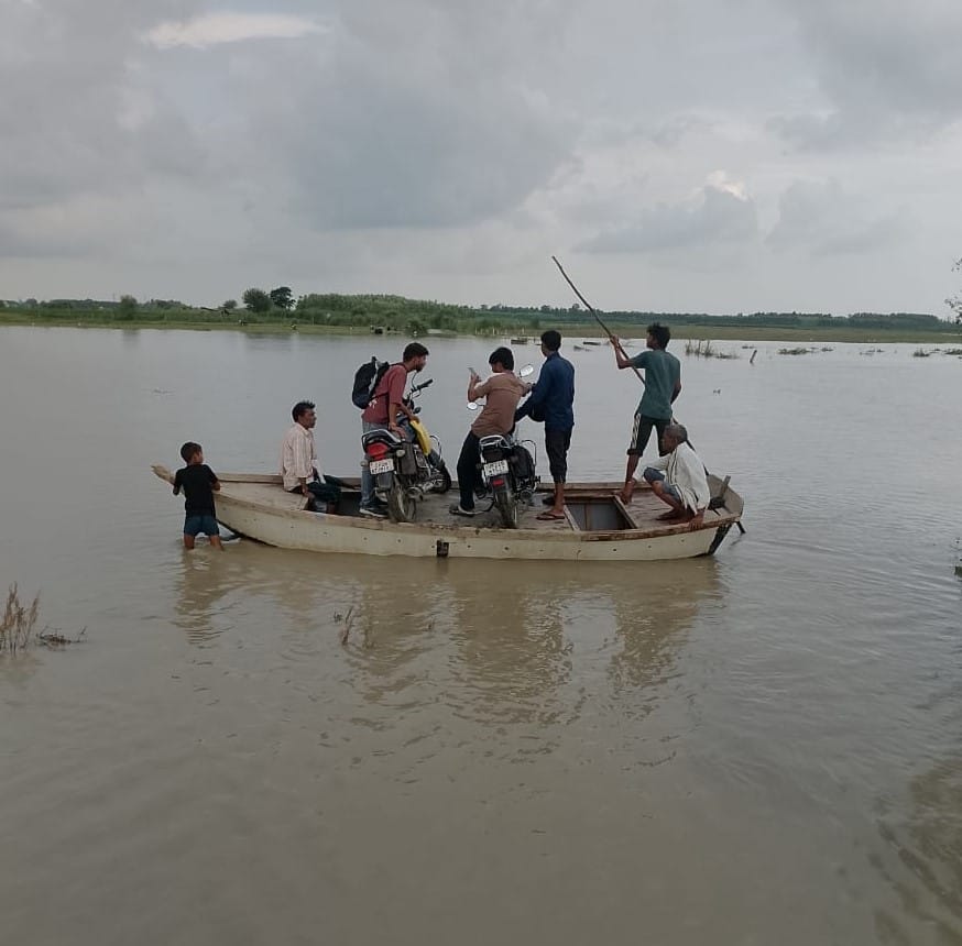 रैपुरा गांव में गंगा से हो रहे कटान को रोकने का प्रयास करते ग्रामीण और बाढ़ खंड के अधिकारी। सं रैपुरा गांव में गंगा से हो रहे कटान को रोकने का प्रयास करते ग्रामीण और बाढ़ खंड के अधिकारी। सं