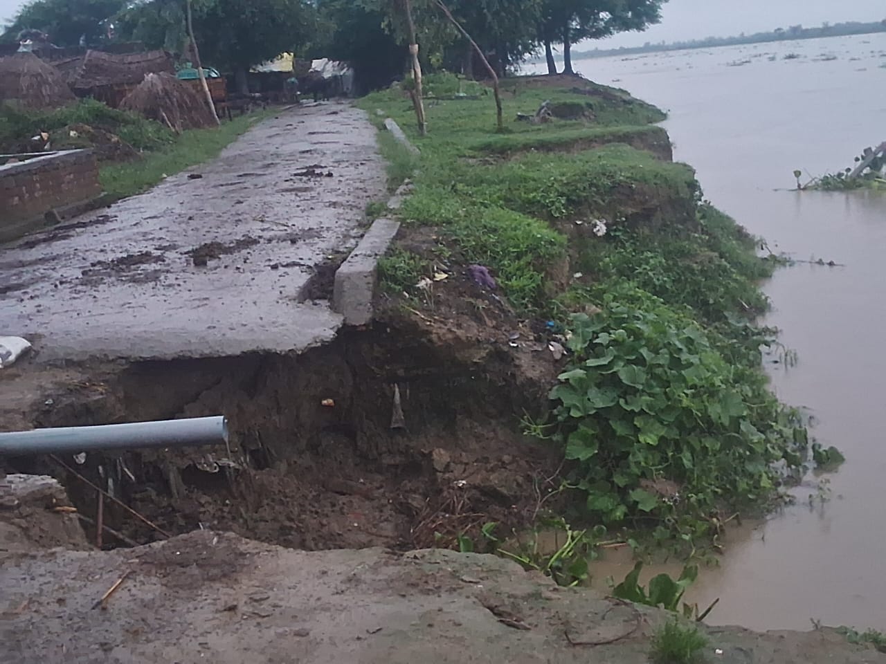 रैपुरा गांव में गंगा से हो रहे कटान को रोकने का प्रयास करते ग्रामीण और बाढ़ खंड के अधिकारी। सं रैपुरा गांव में गंगा से हो रहे कटान को रोकने का प्रयास करते ग्रामीण और बाढ़ खंड के अधिकारी। सं