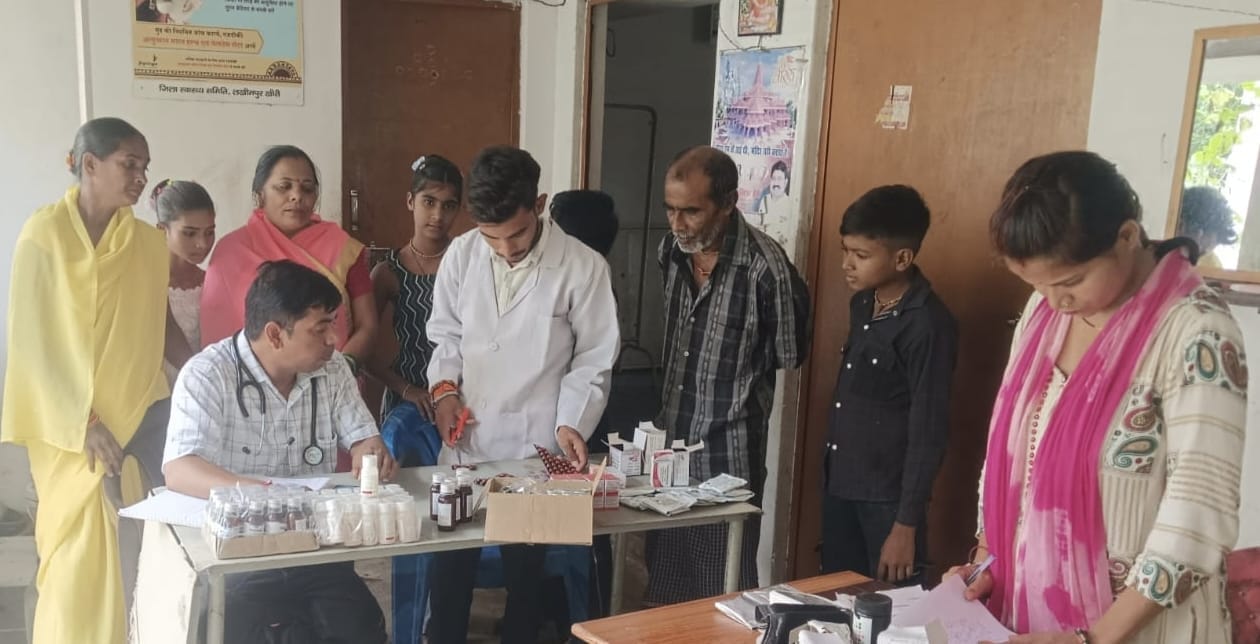रुरासुल्तानपुर में अपनी गन्ने की फसल शारदा में कटती देखता किसान। स्रोत: ग्रामीण रुरासुल्तानपुर में अपनी गन्ने की फसल शारदा में कटती देखता किसान। स्रोत: ग्रामीण