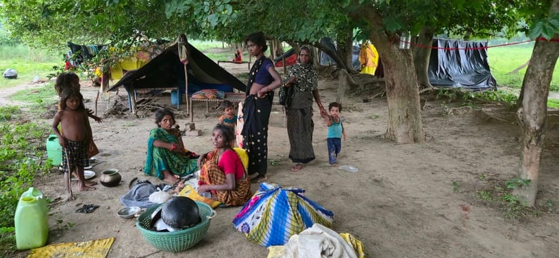 रेवतीपुर के गदाधर श्लोक महाविद्यालय के पास में खाली पड़ी भूमि पर मवेशियों के साथ बाढ़ पीड़ित। स