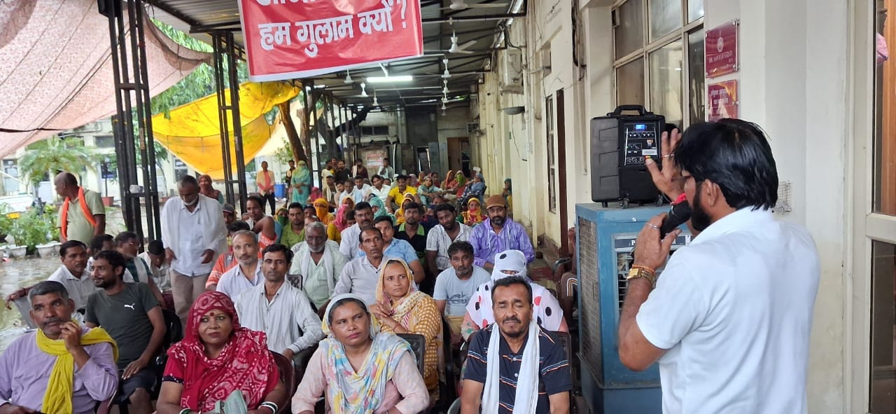 सफाई कर्मचारियों ने मुंडन कराकर जाते अपना विरोध। वि