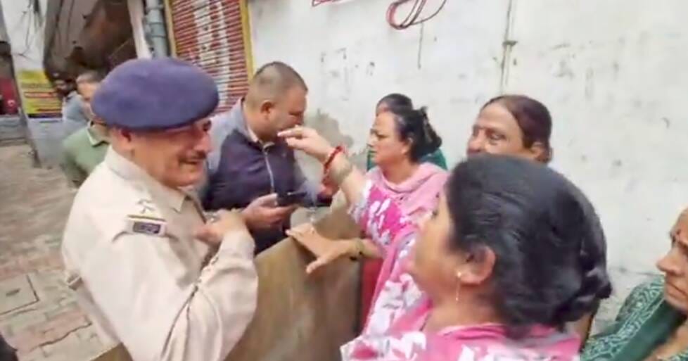 सोलन शहर के चौक बाजार में हुई हत्या के बाद महिलाएं रोष जताती हुई। स्रोत : वीडियो सोलन शहर के चौक बाजार में हुई हत्या के बाद महिलाएं रोष जताती हुई। स्रोत : वीडियो