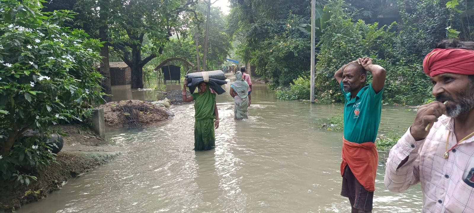 समस्तीपुर जिले के बाढ़ प्रभावित क्षेत्रों से पलायन करते लोग फोटो : अमर उजाला Amar Ujala समस्तीपुर जिले के बाढ़ प्रभावित क्षेत्रों से पलायन करते लोग फोटो : अमर उजाला Amar Ujala