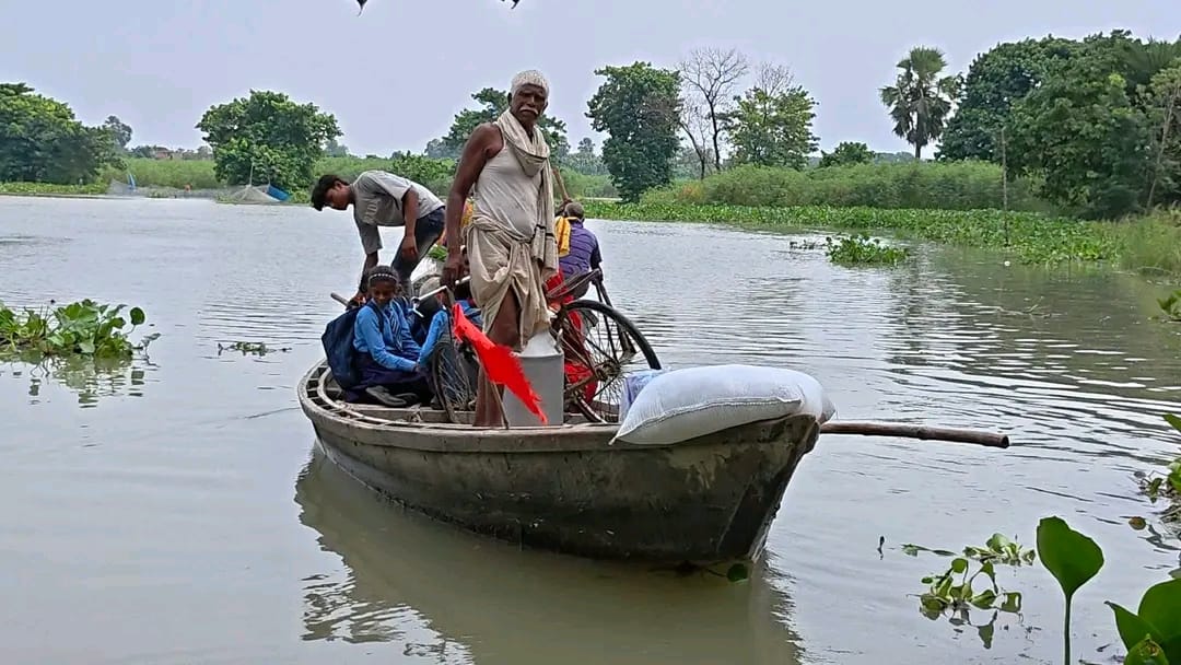समस्तीपुर जिले के बाढ़ प्रभावित क्षेत्रों से पलायन करते लोग फोटो : अमर उजाला Amar Ujala समस्तीपुर जिले के बाढ़ प्रभावित क्षेत्रों से पलायन करते लोग फोटो : अमर उजाला Amar Ujala