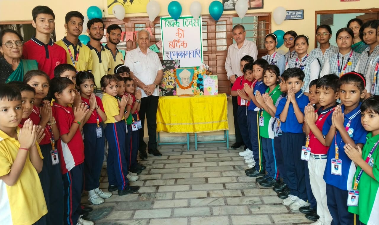 सरधना। ग्रीन फील्ड स्कूल में शिक्षक दिवस पर कार्यक्रम में शामिल शिक्षिकाएं। संस्थान सरधना। ग्रीन फील्ड स्कूल में शिक्षक दिवस पर कार्यक्रम में शामिल शिक्षिकाएं। संस्थान