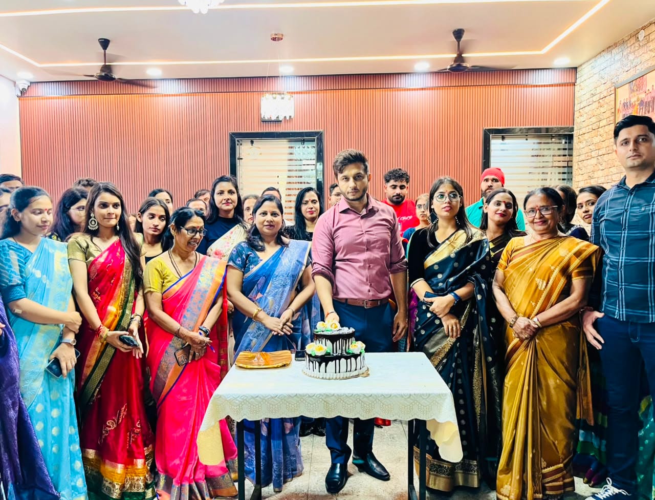 सरधना। ग्रीन फील्ड स्कूल में शिक्षक दिवस पर कार्यक्रम में शामिल शिक्षिकाएं। संस्थान सरधना। ग्रीन फील्ड स्कूल में शिक्षक दिवस पर कार्यक्रम में शामिल शिक्षिकाएं। संस्थान