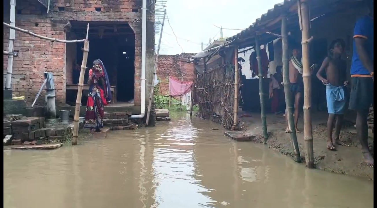 सदर ब्लाक के चुरमुली गांव में घर में घुसा पानी। संवाद