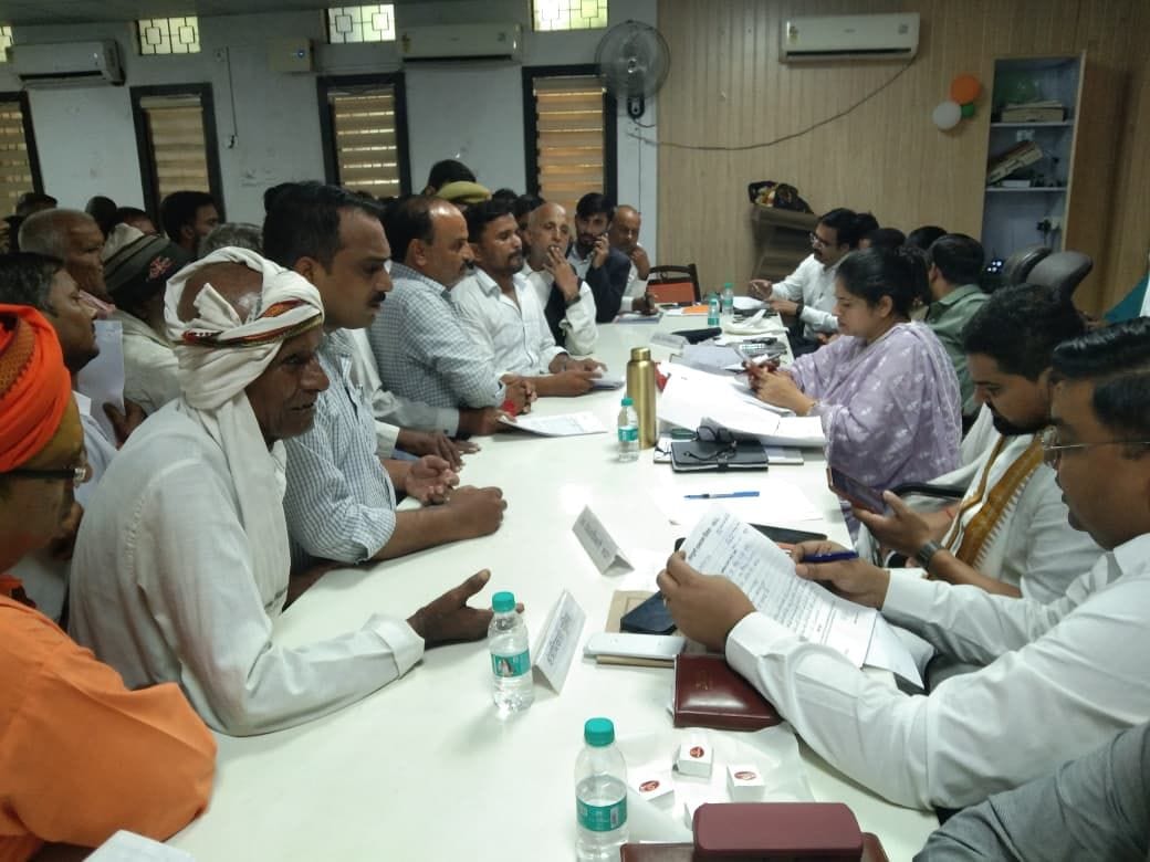 सदर तहसील में आयोजित समाधान दिवस में सुनवाई करतीं डीएम प्रियंका निरंजन, विधायक प्रतीक भूषण सिं सदर तहसील में आयोजित समाधान दिवस में सुनवाई करतीं डीएम प्रियंका निरंजन, विधायक प्रतीक भूषण सिं